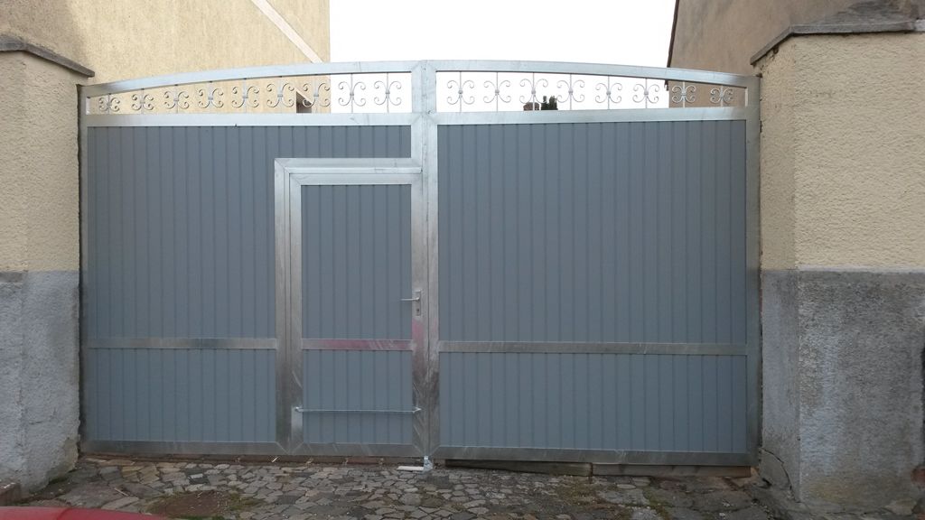 Toranlage mit Tür